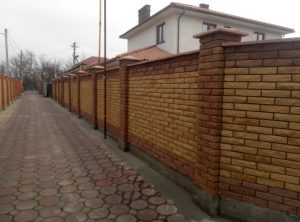 Забор из облицовочного кирпича в Одессе